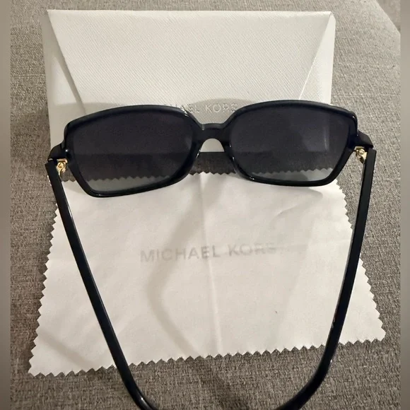 Michael
Kors Sunglasses MK2098U Isle Of Palms model. - Picture 5 of 9